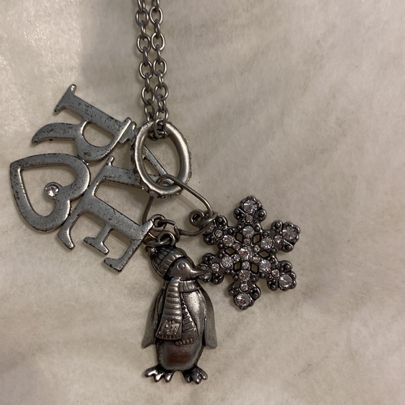 4 long neckless and 1 shirt brand new with two type of earrings all adjustable - Picture 2 of 9